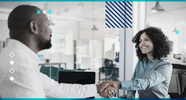 Homem e mulher apertando as mãos