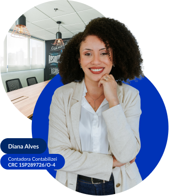 Especialista contábil Contabilizei sorrindo e digitando em um laptop