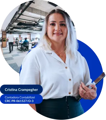 Cristina Crampegher - Contadora Contabilizei, sorrindo e segurando um tablet.