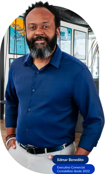 Douglas Antuns - Contador Contabilizei, sorrindo e segurando um tablet.