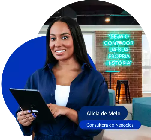 Especialista da Contabilizei sorrindo e segurando um tablet