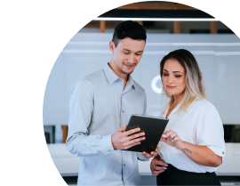 Uma moça e um rapaz olhando para informações em um tablet