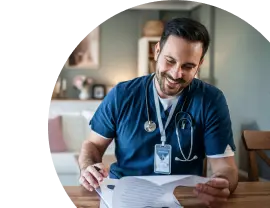 Médico folheando prontuários