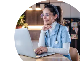 Médica gerenciando contabilidade através de aplicativ