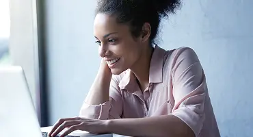 Médico realizando atendimento