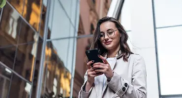 Médico atendo criança no colo de sua mãe