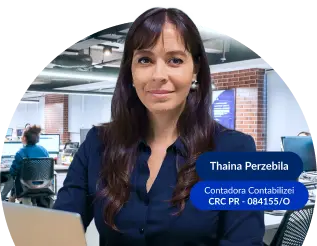 Especialista da Contabilizei sorrindo e segurando um tablet