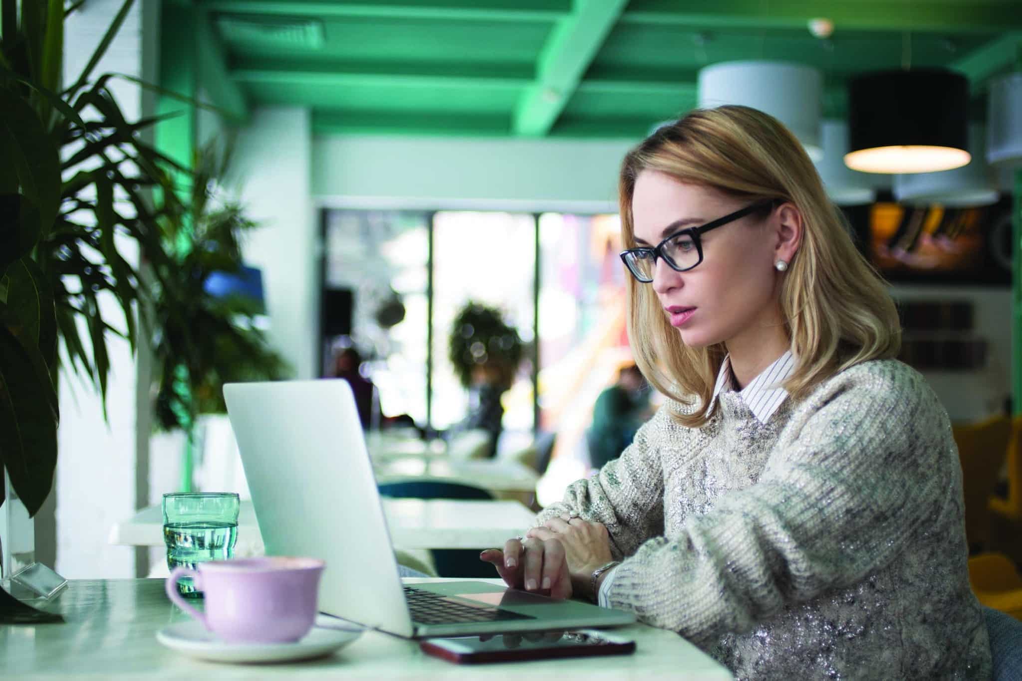 CLT ou PJ: O que vale mais a pena para sua carreira? Diferenças, Vantagens e Desvantagens