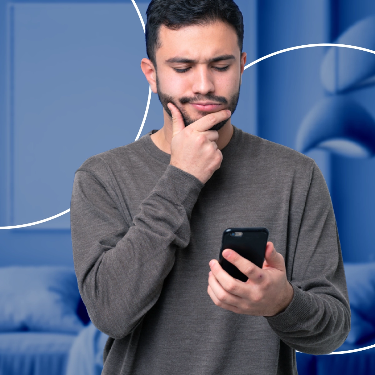 Homem pensativo, com a mão no queixo, segurando e olhando para o celular