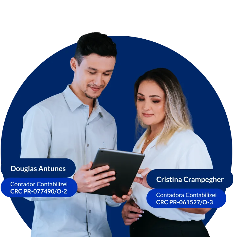 Contadores olhando para uma caderneta